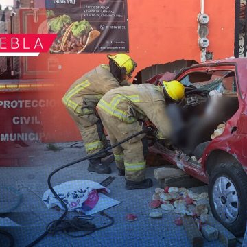 Tsuru choca contra taquería en bulevar Valsequillo