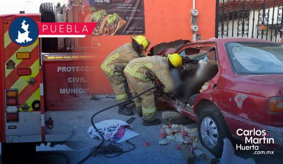Tsuru choca contra taquería en bulevar Valsequillo