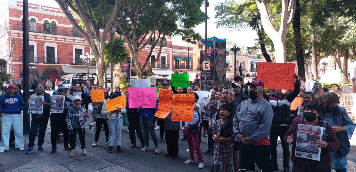 Retira Ayuntamiento de Puebla diez casetas de venta de periódicos; voceadores toman las calles