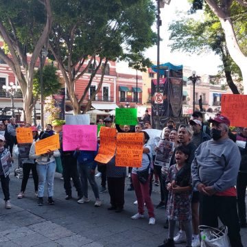 Retira Ayuntamiento de Puebla diez casetas de venta de periódicos; voceadores toman las calles