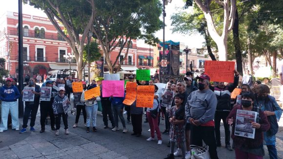 d5209109-b488-42f3-a725-8409ef7717b9 Retira Ayuntamiento de Puebla diez casetas de venta de periódicos; voceadores toman las calles