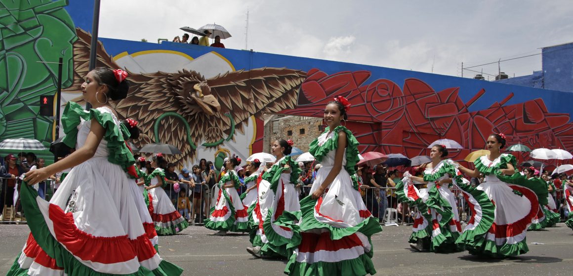 AMLO y Sergio Salomón encabezan Desfile Cívico-Militar del 5 de Mayo