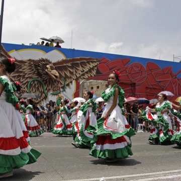 AMLO y Sergio Salomón encabezan Desfile Cívico-Militar del 5 de Mayo