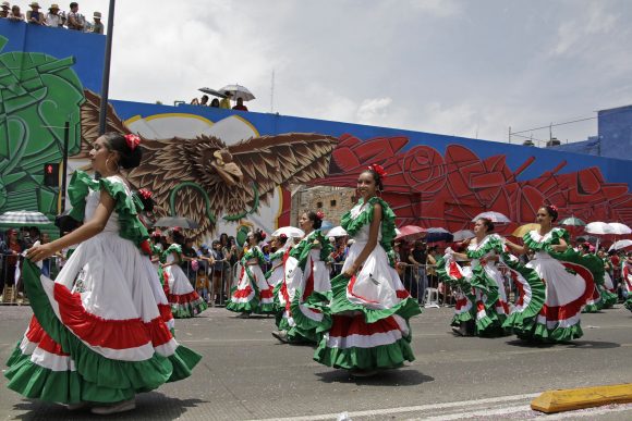 DESFILE 5 DE MAYO AMLO y Sergio Salomón encabezan Desfile Cívico-Militar del 5 de Mayo