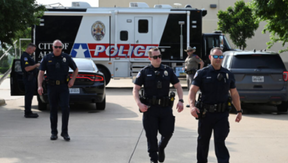 Hombre arrolla a migrantes frente  a centro migratorio de Texas