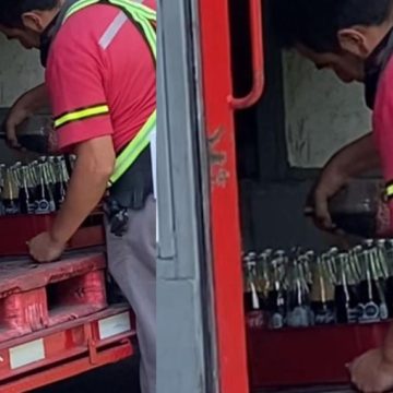 Trabajador de Coca-Cola rellena botellas sucias de refresco