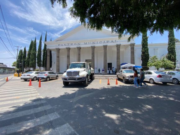 Listos panteones de la capital ante Día del Padre