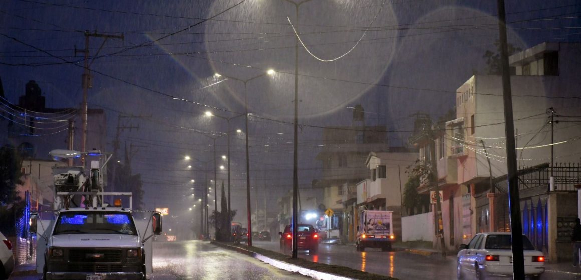 Continúa la reparación colocación de luminaria en la Ciudad de Puebla