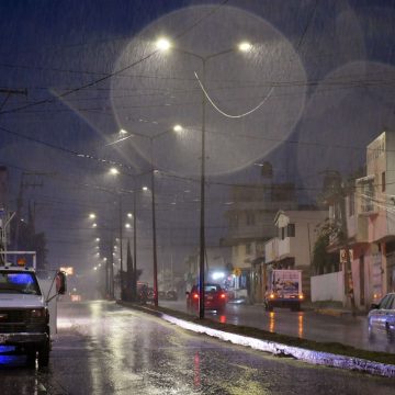 Continúa la reparación colocación de luminaria en la Ciudad de Puebla
