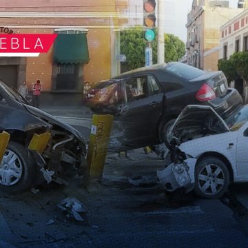 Aparatoso accidente en la 11 Poniente y 7 Sur; termina uno encima del otro