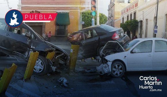 Aparatoso accidente en la 11 Poniente y 7 Sur; termina uno encima del otro