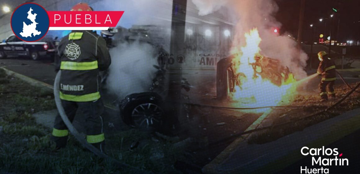 Camioneta cae de puente del Periférico Ecológico y se prende en llamas
