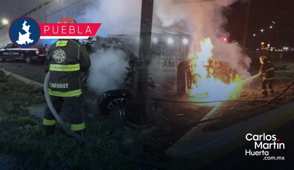 Camioneta cae de puente del Periférico Ecológico y se prende en llamas