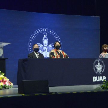 Preside rectora  Lilia Cedillo graduación de la Preparatoria Lázaro Cárdenas del Río y del Bachillerato Internacional 5 de Mayo