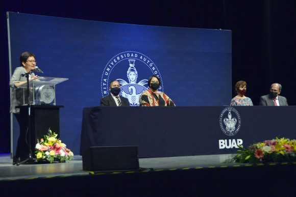 Preside rectora  Lilia Cedillo graduación de la Preparatoria Lázaro Cárdenas del Río y del Bachillerato Internacional 5 de Mayo