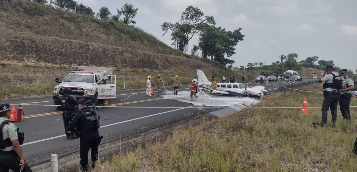 Avioneta aterriza de emergencia en la autopista Tuxpan-Veracruz
