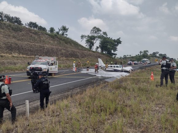 Avioneta aterriza de emergencia en la autopista Tuxpan-Veracruz