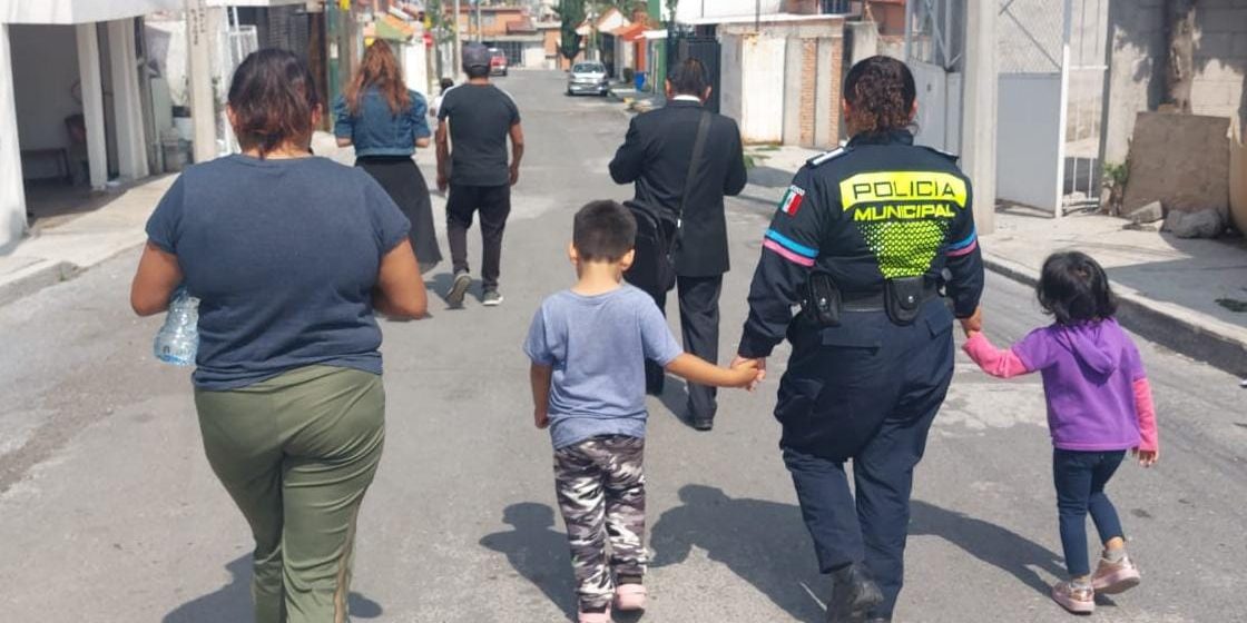 Atada de manos, niña de 3 años escapa de su casa