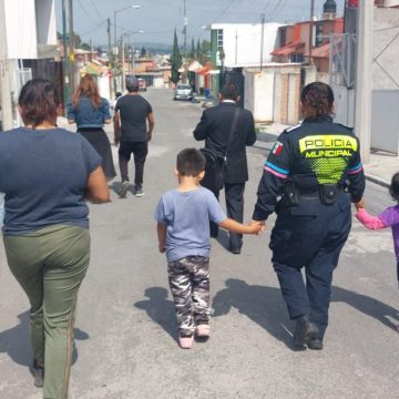 Atada de manos, niña de 3 años escapa de su casa