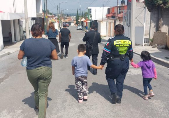 Atada de manos, niña de 3 años escapa de su casa