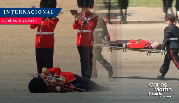 (VIDEO) Guardias reales se desmayan por intenso calor en Londres  