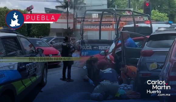Hombre se infarta y choca contra dos vehículos en Bulevar Atlixco y 31 Poniente; perdió la vida