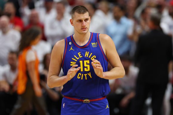 Noche histórica para Jokic y los Nuggets toman ventaja en las Finales de la NBA