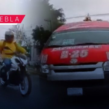 Motociclista le rompe el espejo a combi por conducir mal en Forjadores