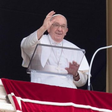Papa Francisco reaparece ante fieles y agradece oraciones