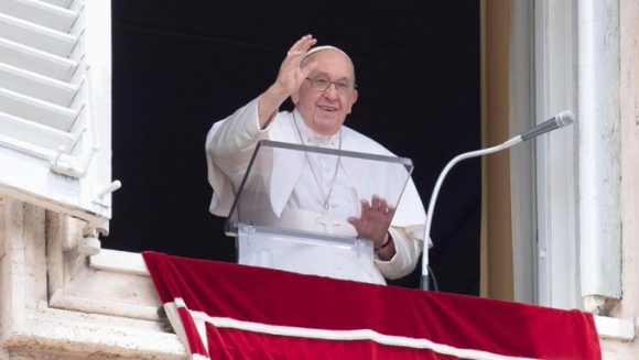 Papa Francisco reaparece ante fieles y agradece oraciones