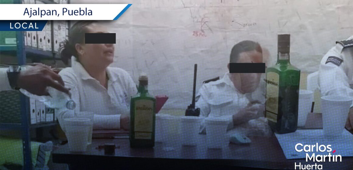 Policías en Ajalpan son captados tomando alcohol en sus oficinas