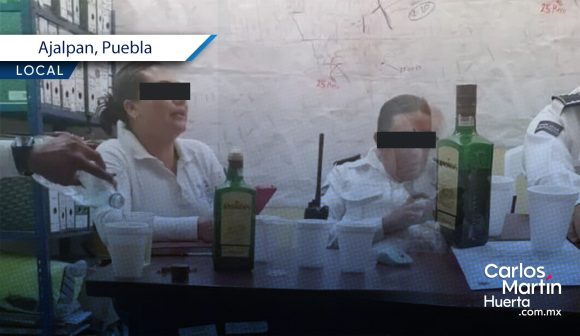 Policías en Ajalpan son captados tomando alcohol en sus oficinas