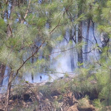 Continúa supervisión del combate al incendio forestal en Zacatlán