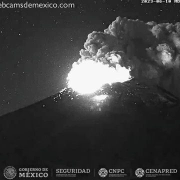 Popocatépetl lanzó material incandescente durante la madrugada