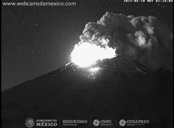 Popocatépetl lanzó material incandescente durante la madrugada