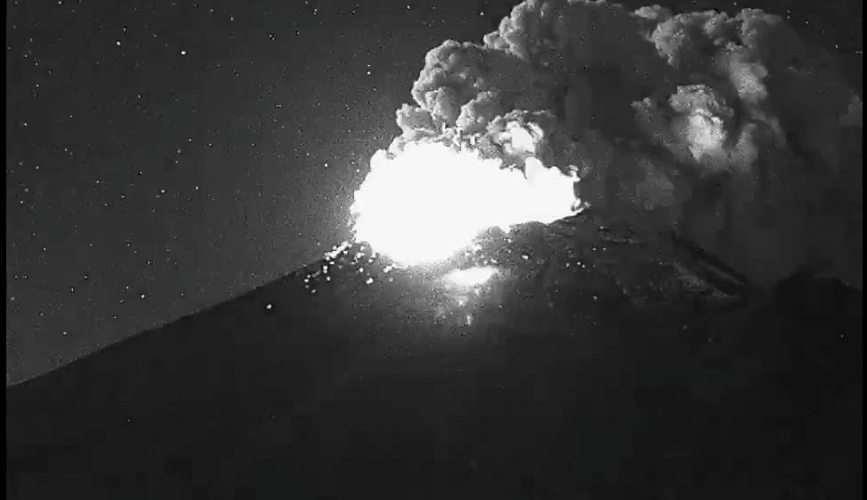 Popocatépetl lanzó material incandescente durante la madrugada