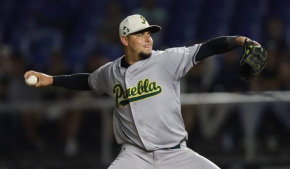 Sólida labor de Héctor Sepúlveda y los Pericos empataron la serie ante los Sultanes