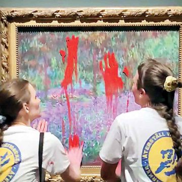 Activistas lanzan pintura roja a cuadro de Monet  para llamar la atención sobre la crisis climática