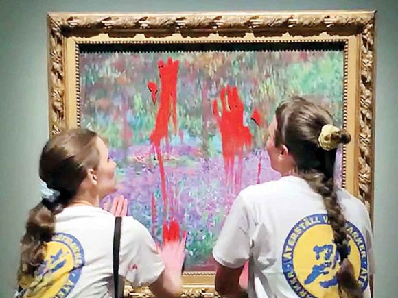Activistas lanzan pintura roja a cuadro de Monet  para llamar la atención sobre la crisis climática