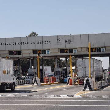 Bloquean en Amozoc la federal a Tehuacán por falta de agua y transporte