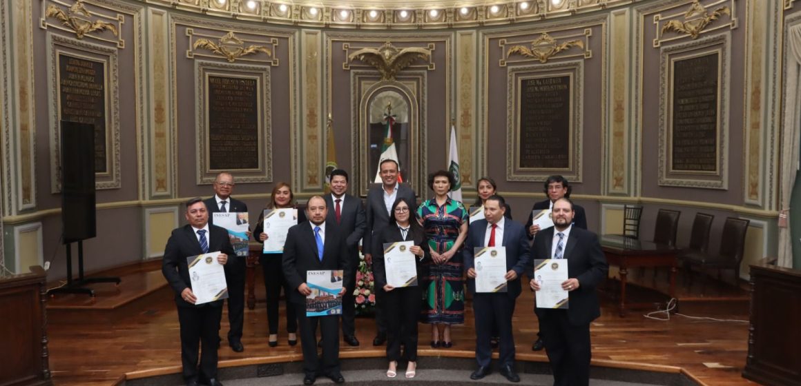 Entregan títulos profesionales a trabajadores en el Congreso del Estado