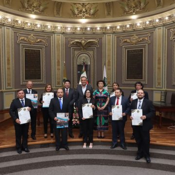 Entregan títulos profesionales a trabajadores en el Congreso del Estado