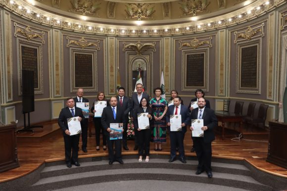 c074dfa2-7fc5-4b5b-b223-c8168a8e779b Entregan títulos profesionales a trabajadores en el Congreso del Estado