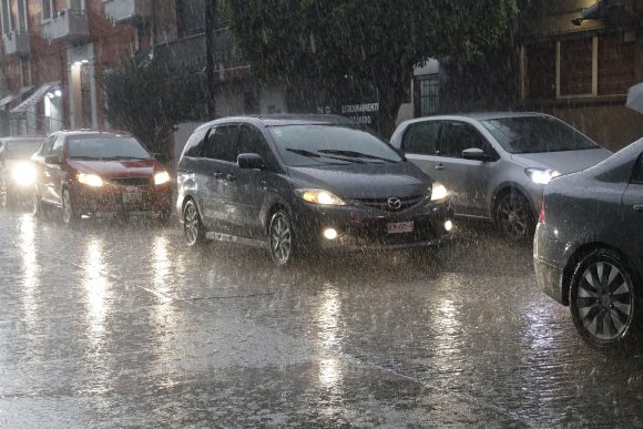 CLIMA . LLUVIA Inundaciones y caída de ramas de árboles dejó la lluvia con granizo en Puebla capital