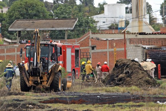 PEMEX y Bomberos atienden fuga de petróleo por toma clandestina en Coronango
