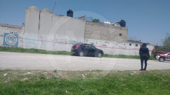 Localizan sin vida a un hombre dentro de esta camioneta en Amozoc