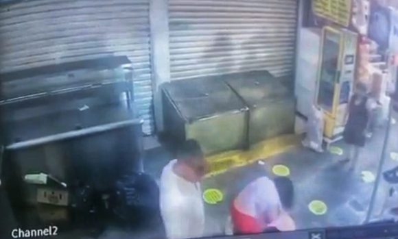 f6e48616-d8d2-4a04-aa44-03f648759804 Identifican a golpeador de vendedora en el mercado Independencia, pero no ha sido detenido