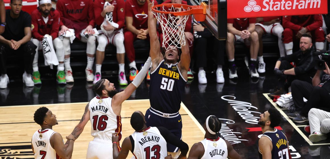 Los Nuggets superan al Heat y se colocan a un triunfo del campeonato