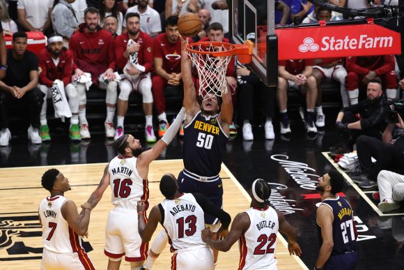 Los Nuggets superan al Heat y se colocan a un triunfo del campeonato