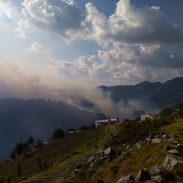 Por recrudecimiento de incendio forestal determinan evacuar tres comunidades de Zacatlán